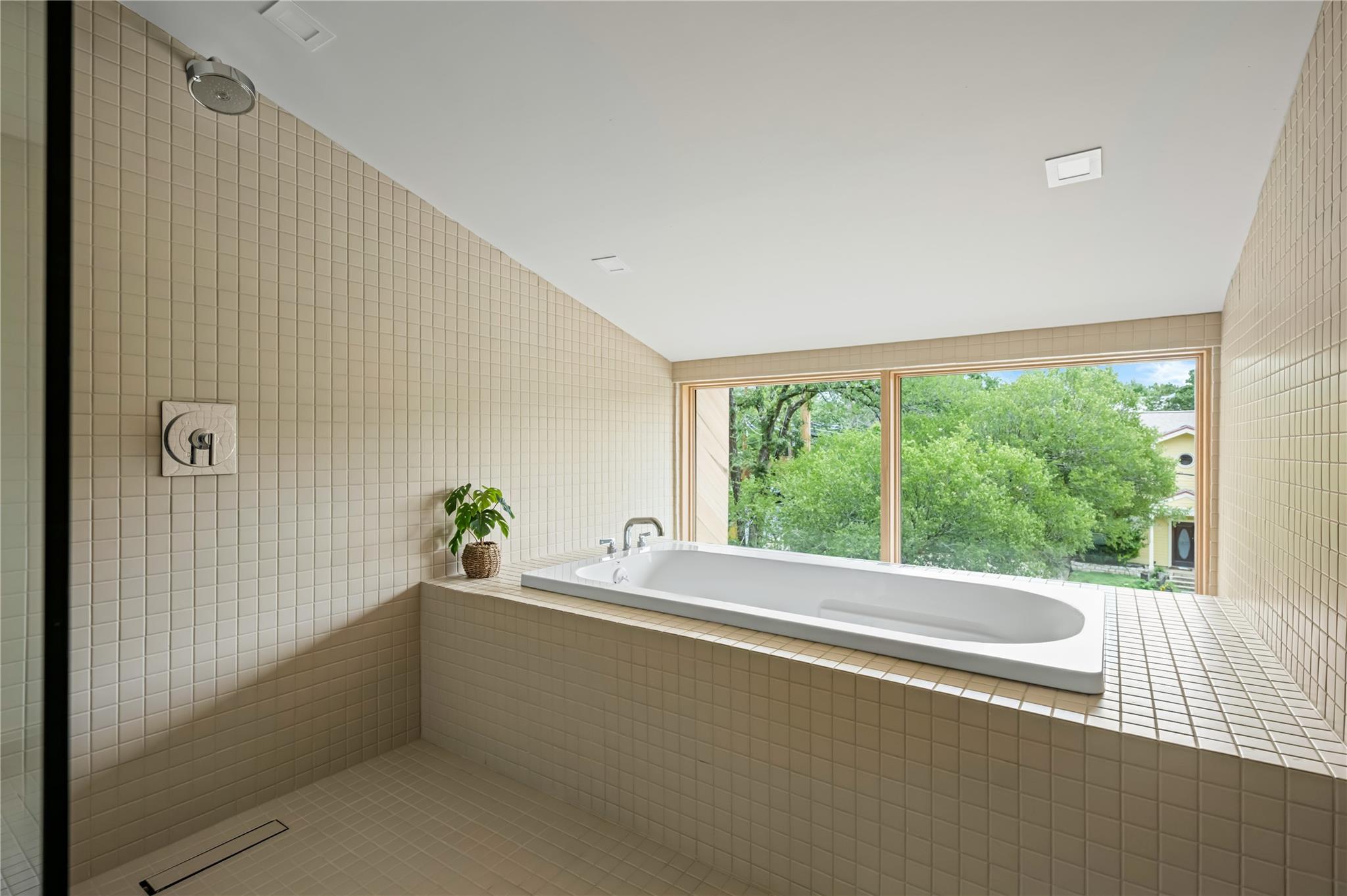 1102 Charlotte St Property Photo 27