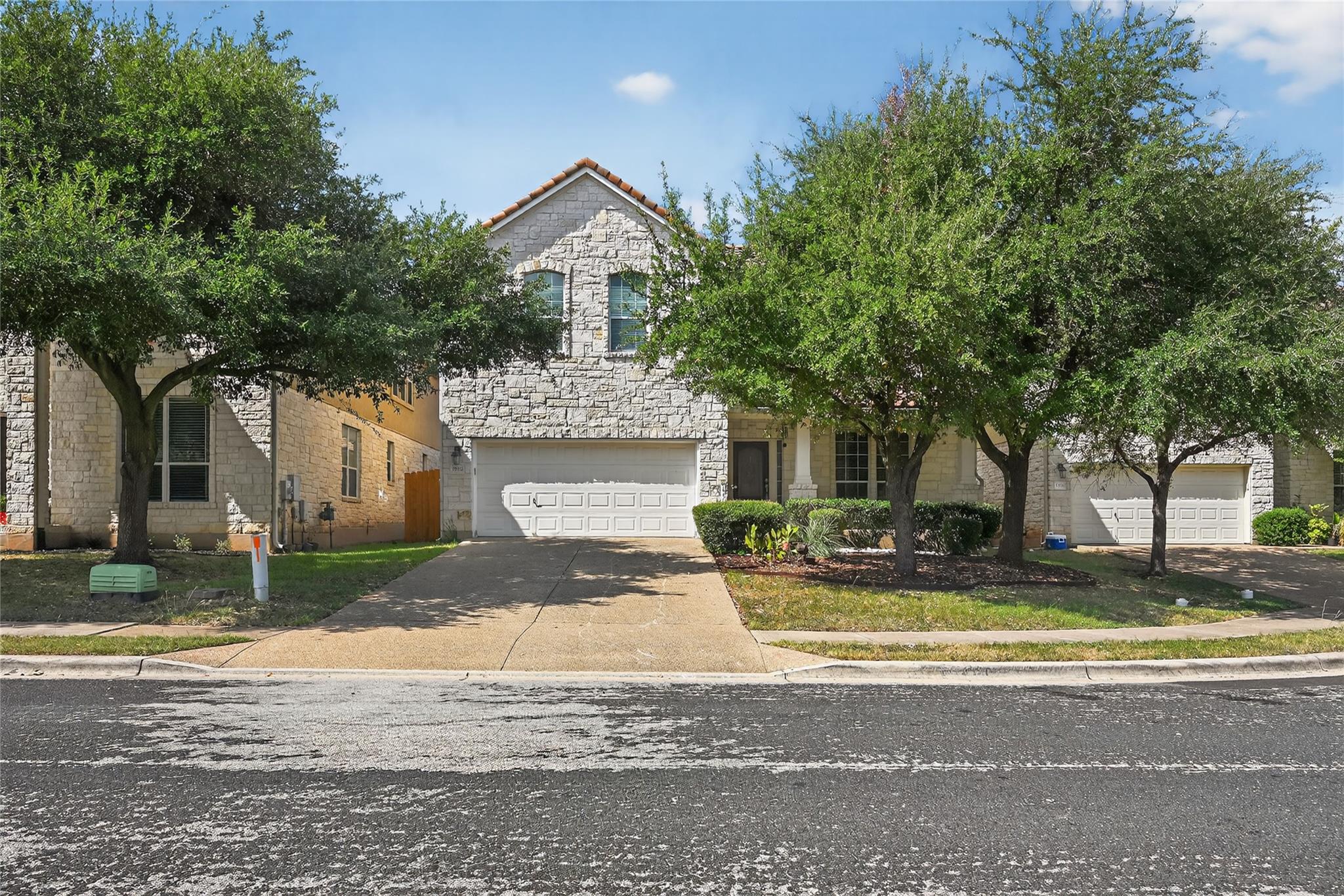 15512 Interlachen Dr Property Photo 2