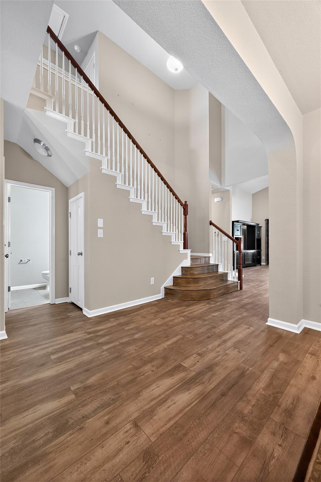 15512 Interlachen Dr Property Photo 4