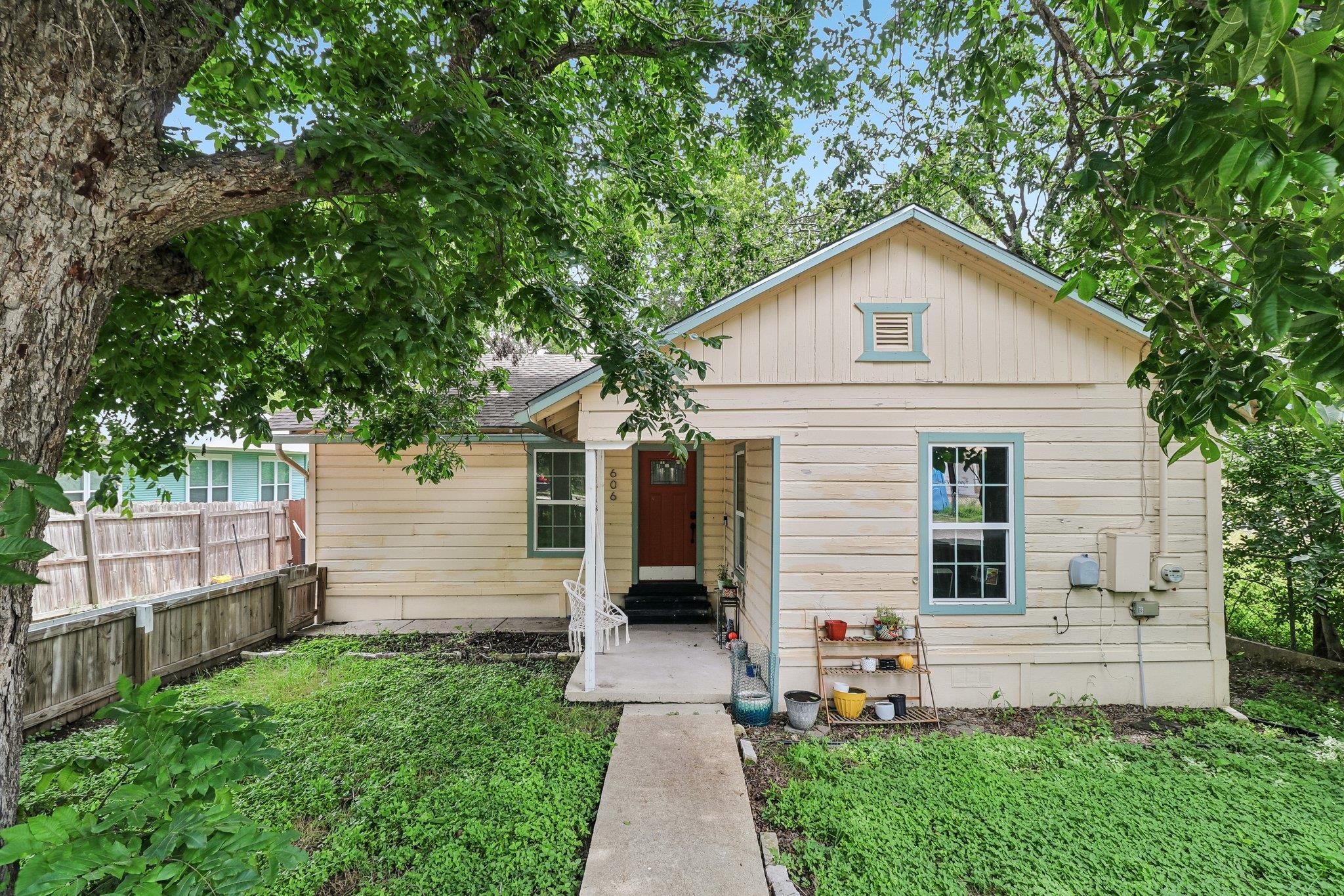 606 E Pecan St Property Photo 1