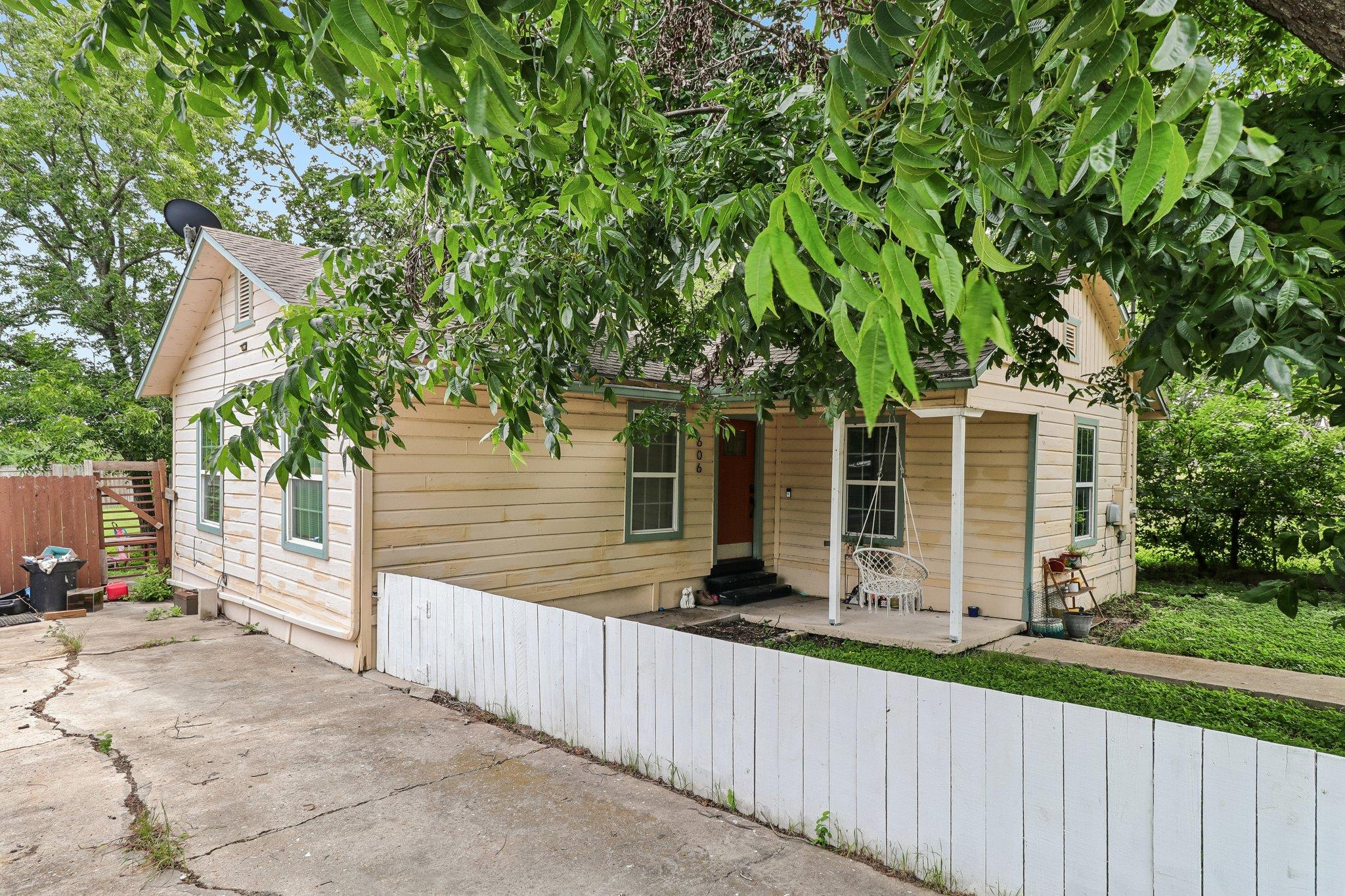 606 E Pecan St Property Photo 3