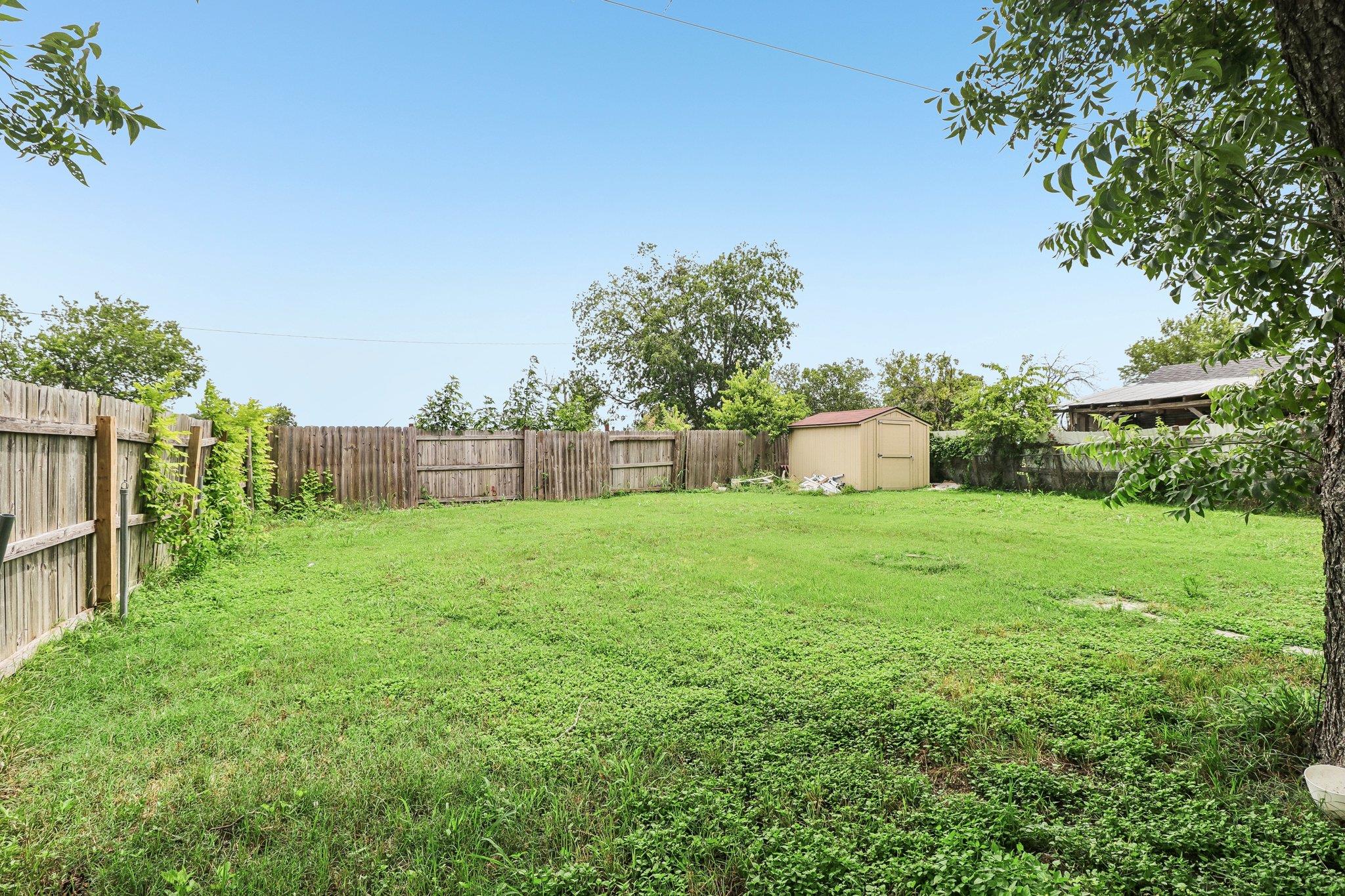 606 E Pecan St Property Photo 27