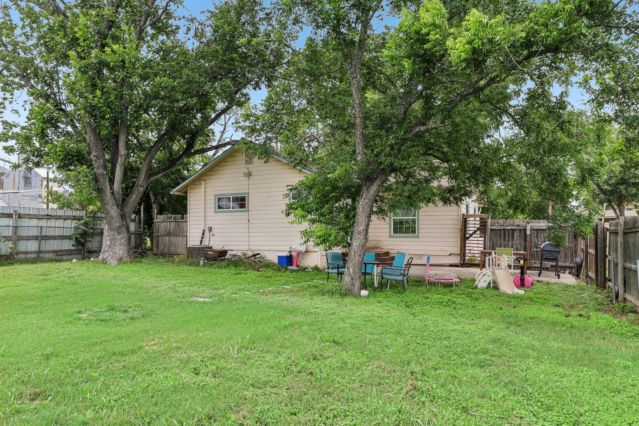 606 E Pecan St Property Photo 28
