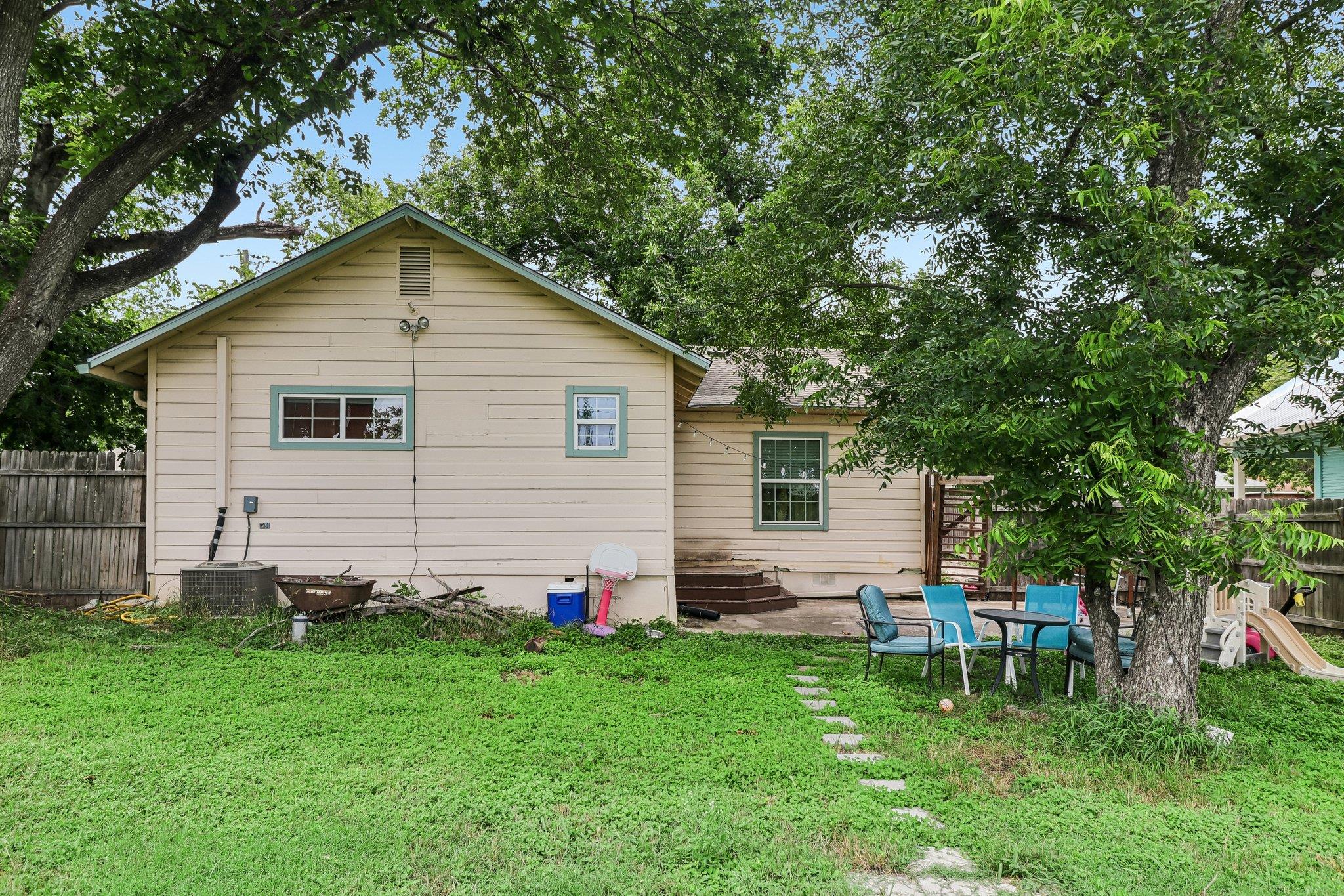 606 E Pecan St Property Photo 29