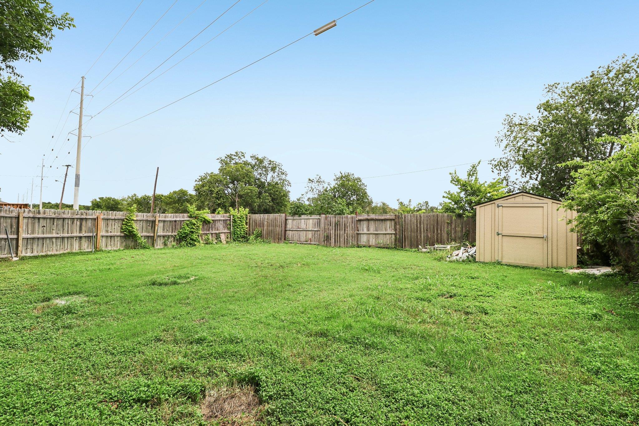 606 E Pecan St Property Photo 31