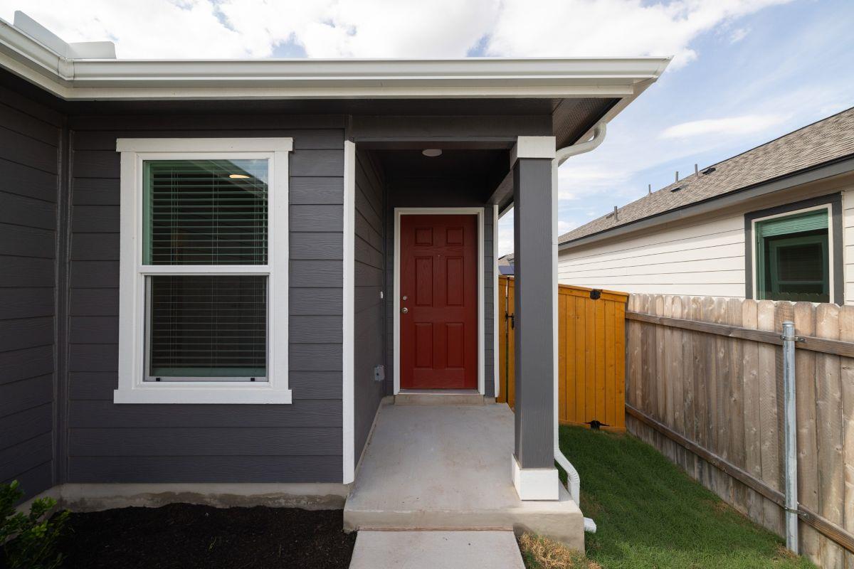 284 Feathers St Property Photo 3