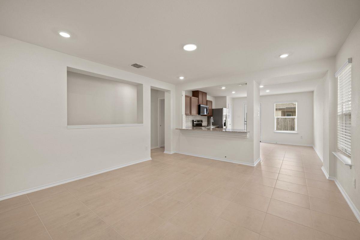 284 Feathers St Property Photo 4