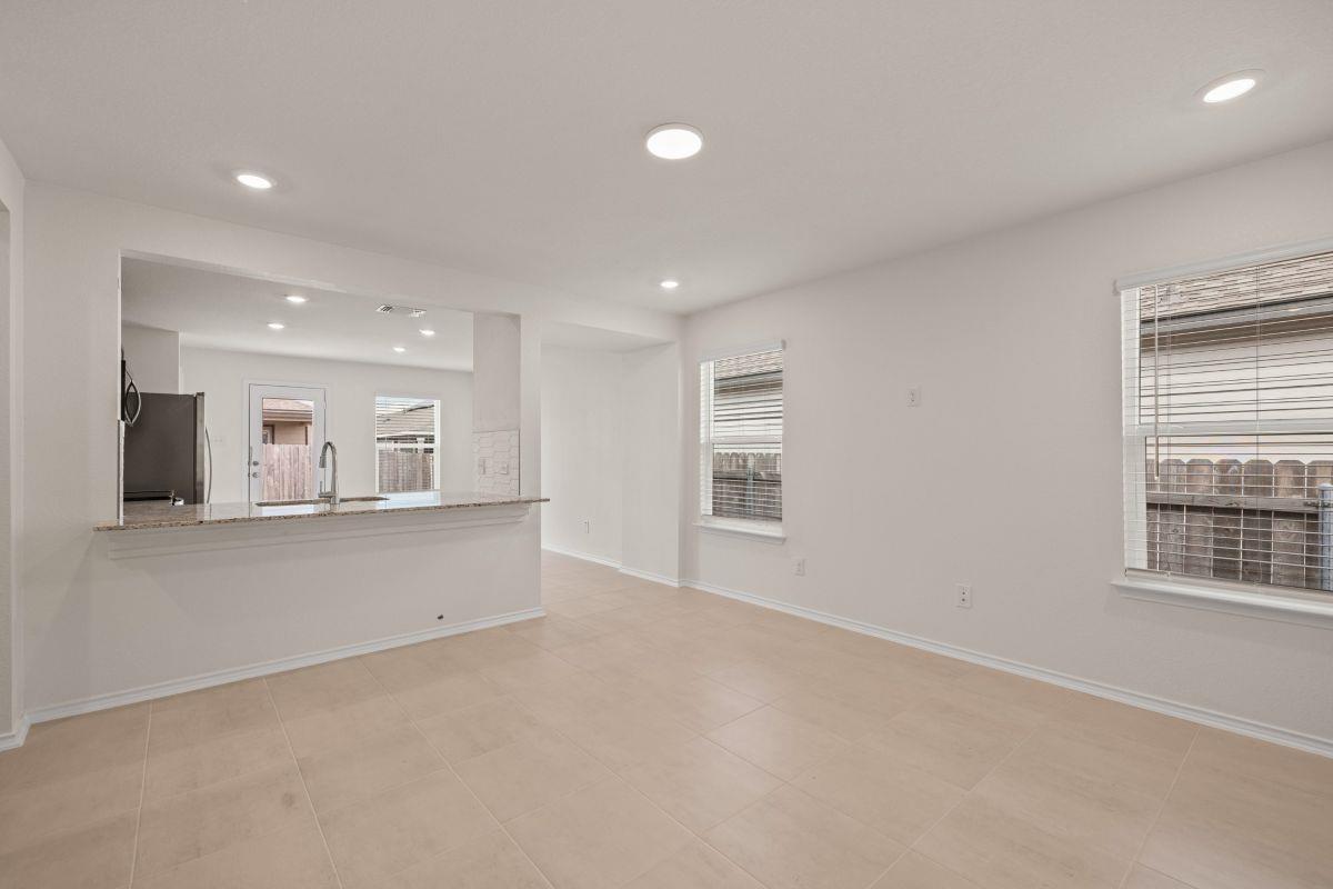 284 Feathers St Property Photo 5