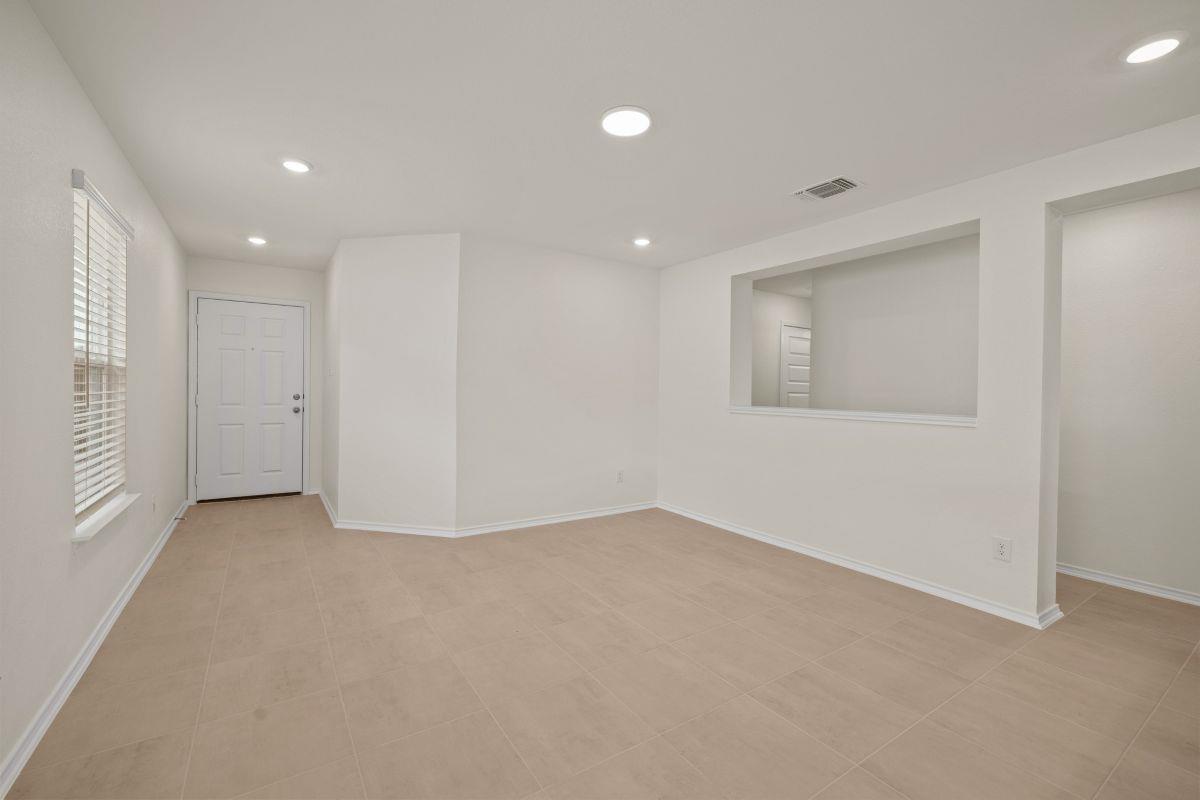 284 Feathers St Property Photo 6