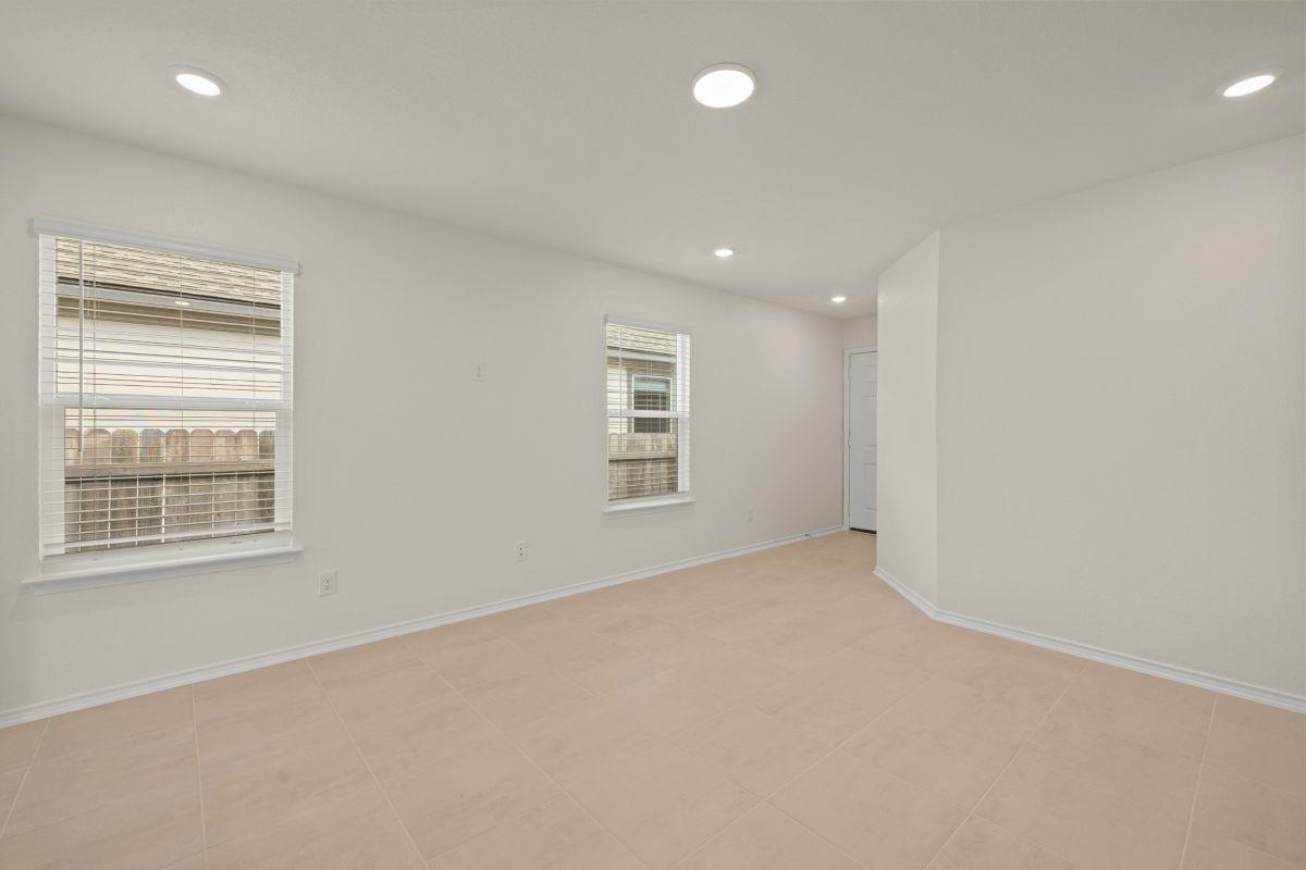 284 Feathers St Property Photo 7