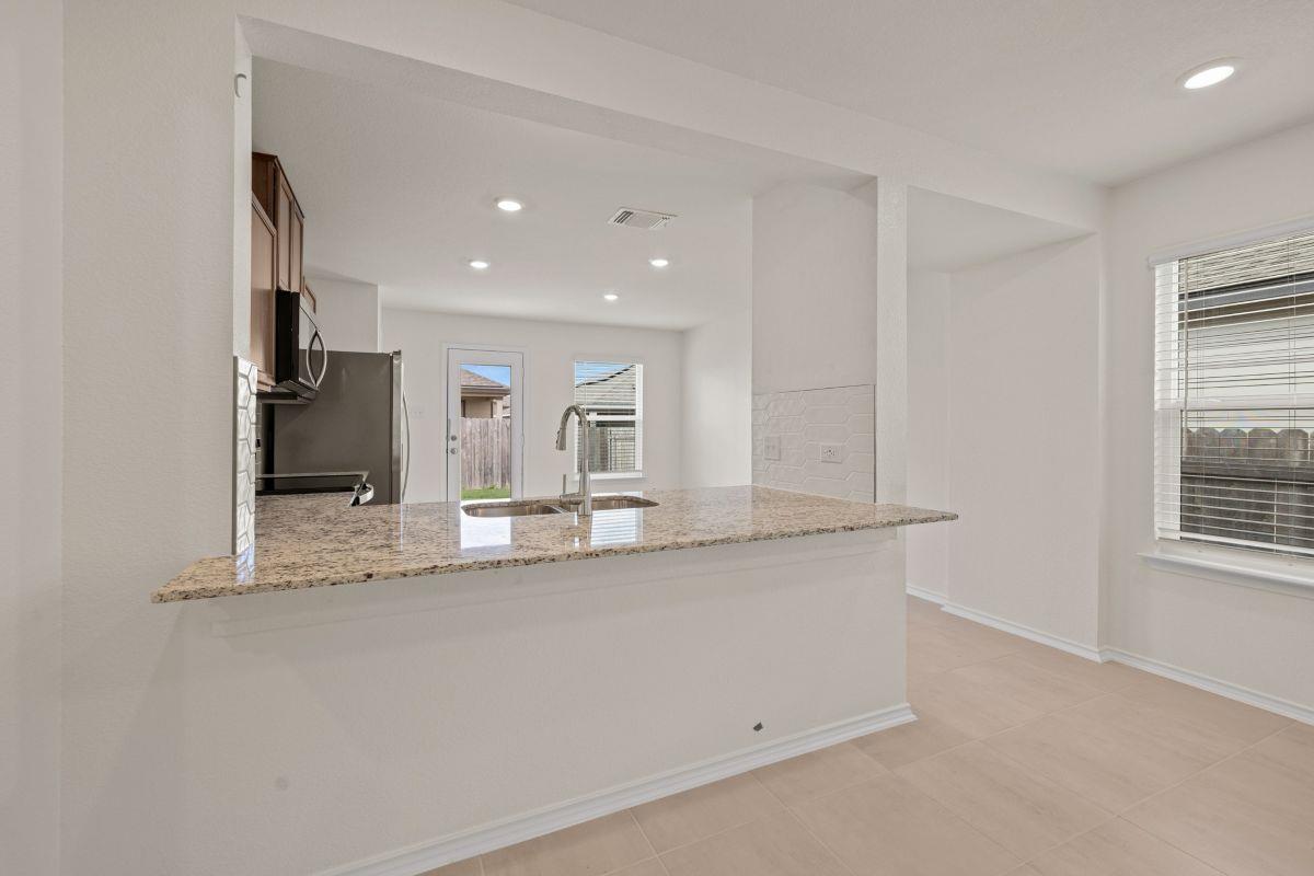 284 Feathers St Property Photo 8