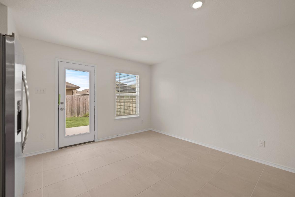 284 Feathers St Property Photo 12
