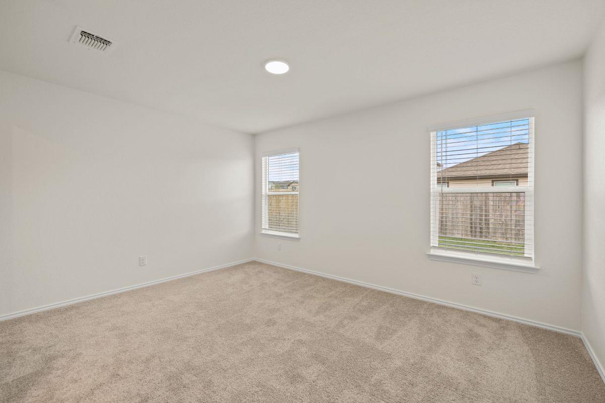 284 Feathers St Property Photo 13