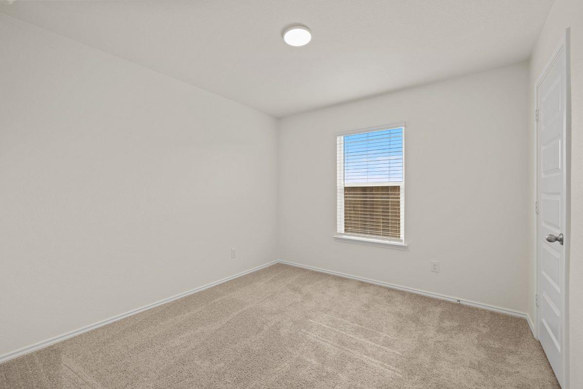 284 Feathers St Property Photo 16