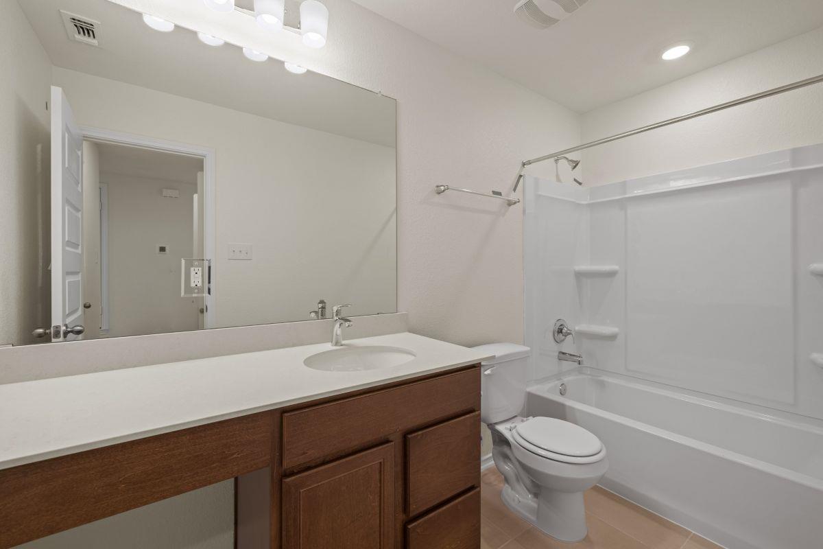 284 Feathers St Property Photo 17