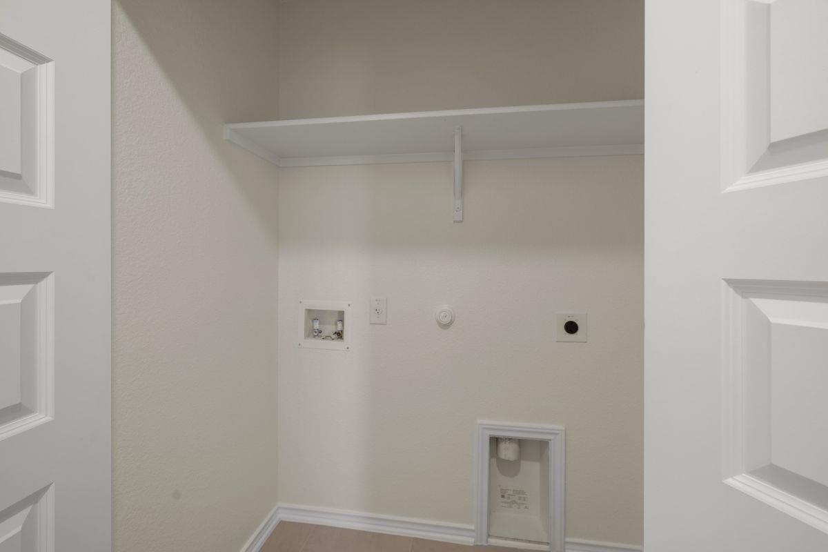 284 Feathers St Property Photo 18