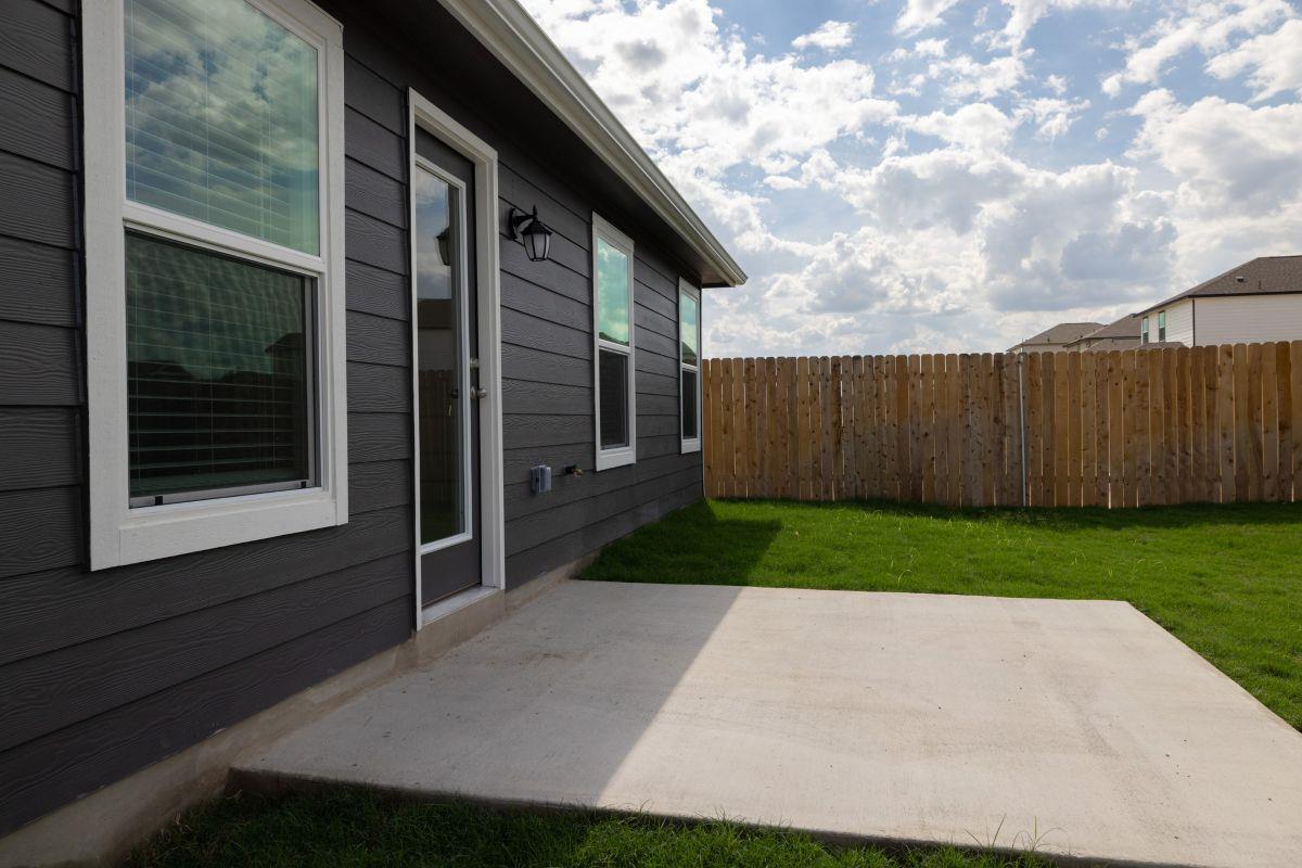 284 Feathers St Property Photo 20
