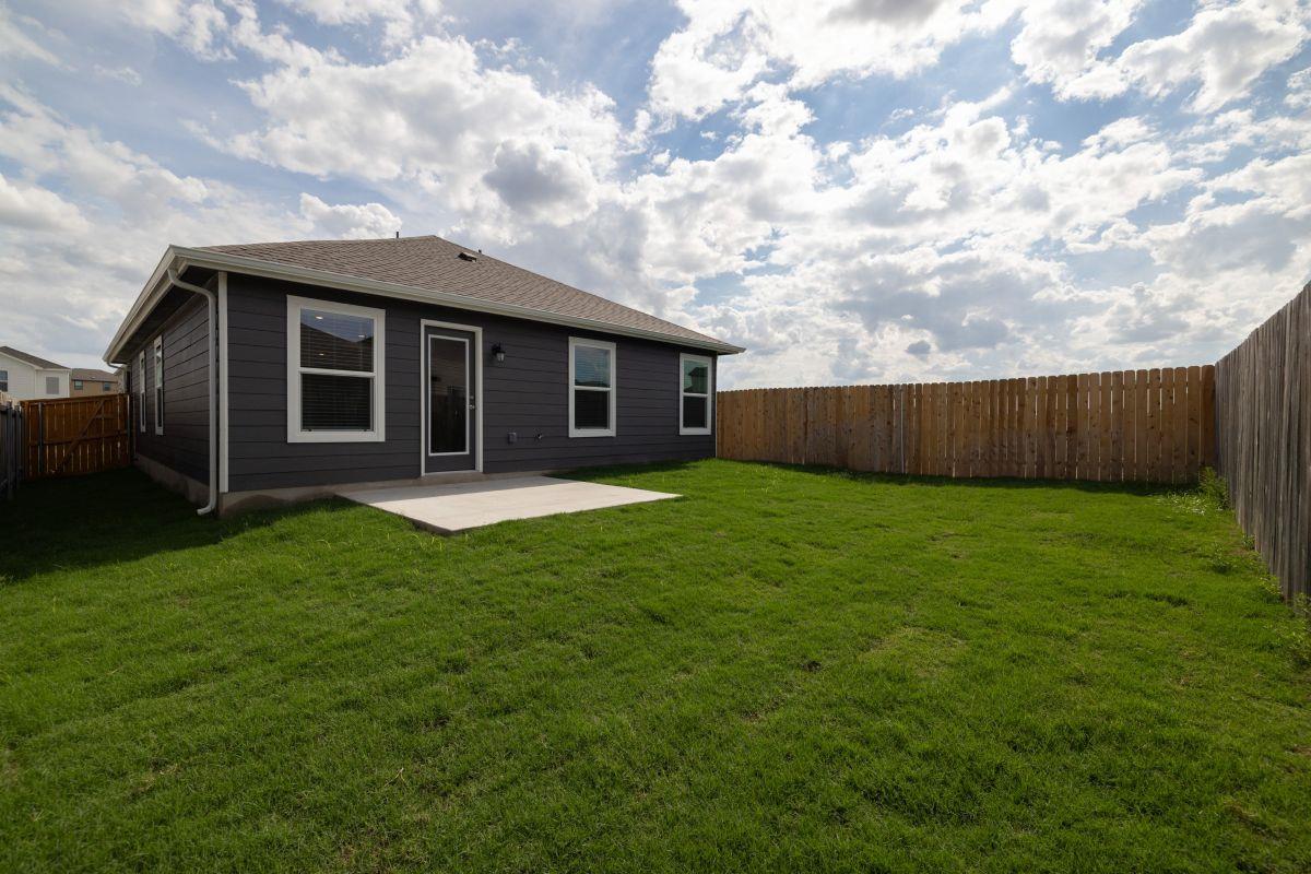 284 Feathers St Property Photo 21