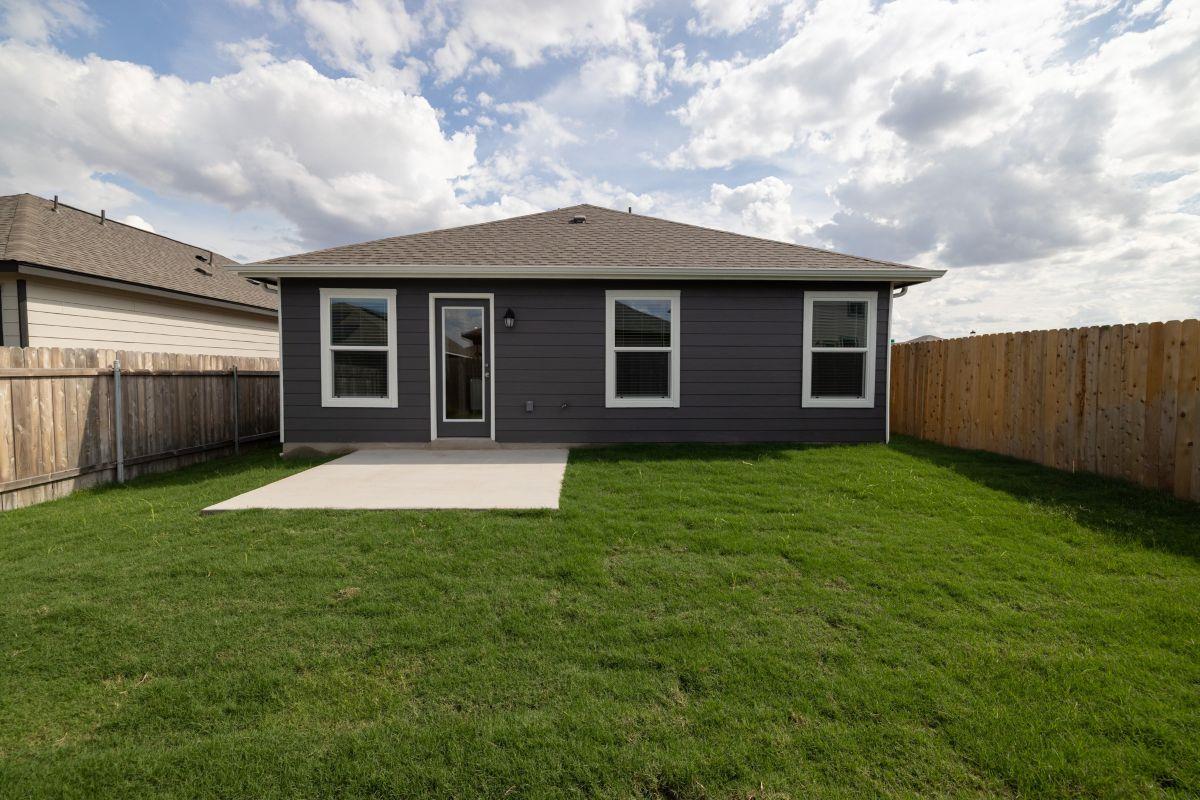 284 Feathers St Property Photo 22