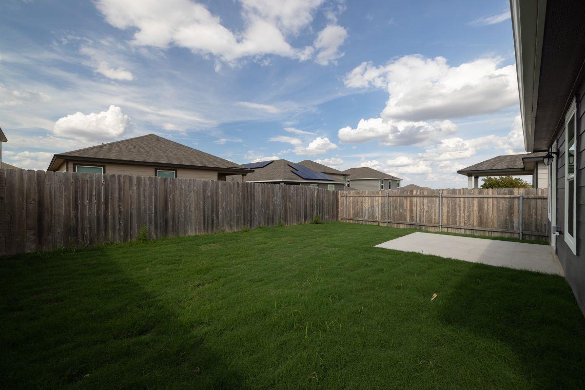 284 Feathers St Property Photo 23