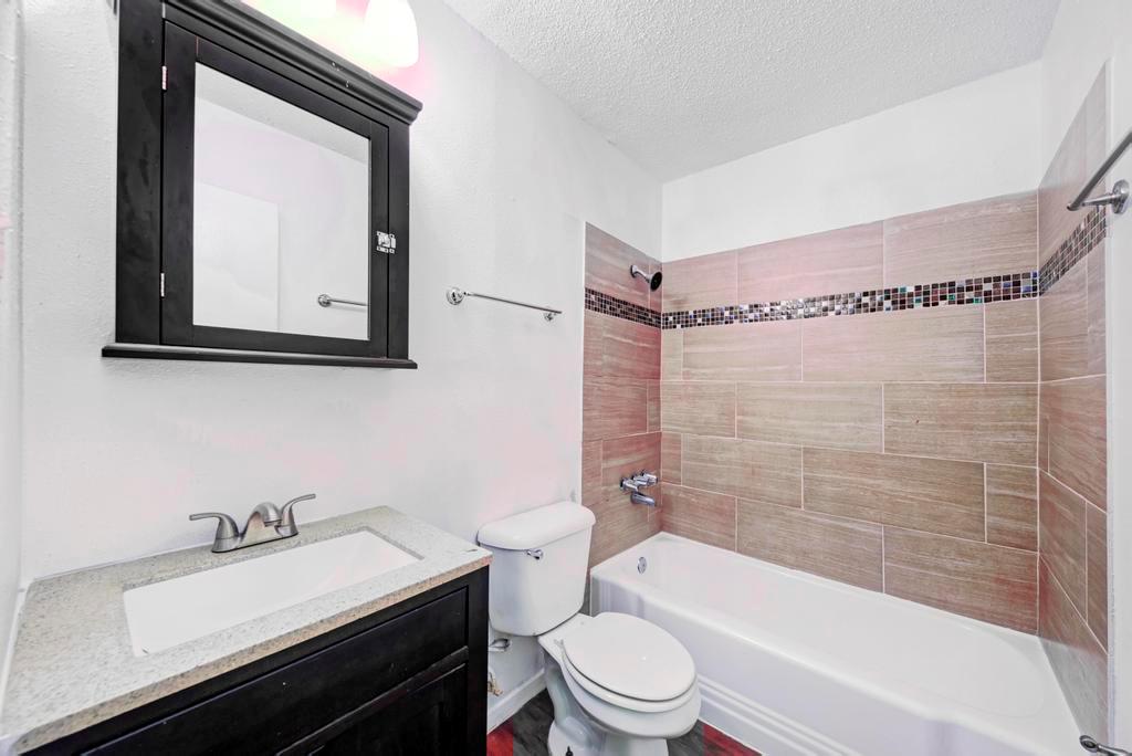 2401 Manor Rd #104 Property Photo 18