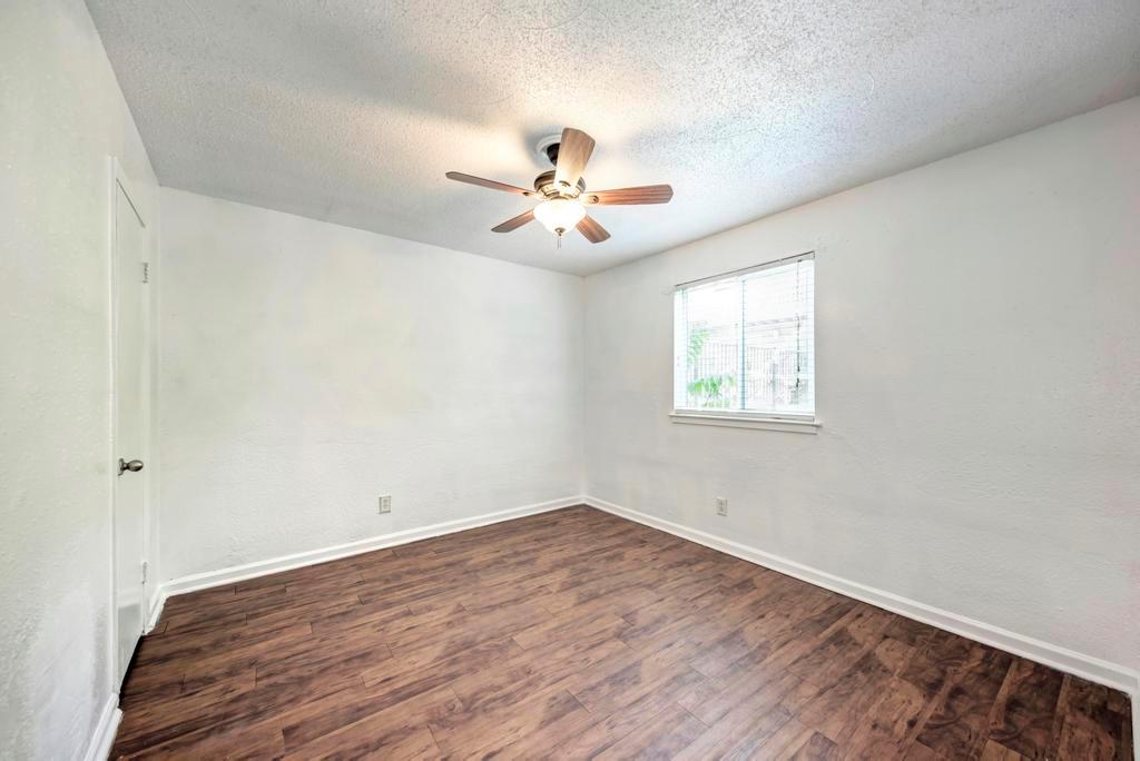 2401 Manor Rd #104 Property Photo 19