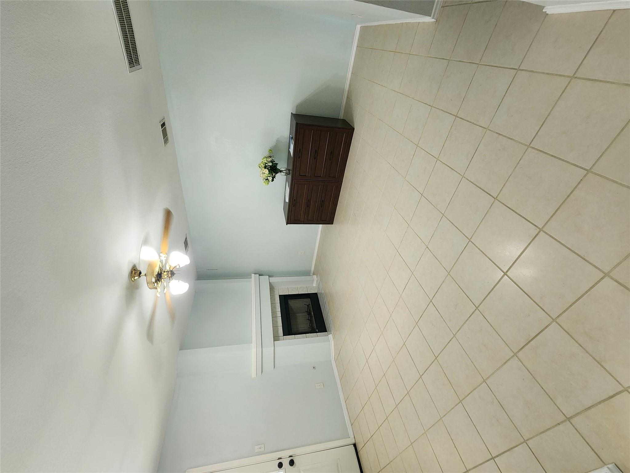 1712 Southwestern Dr Property Photo 2