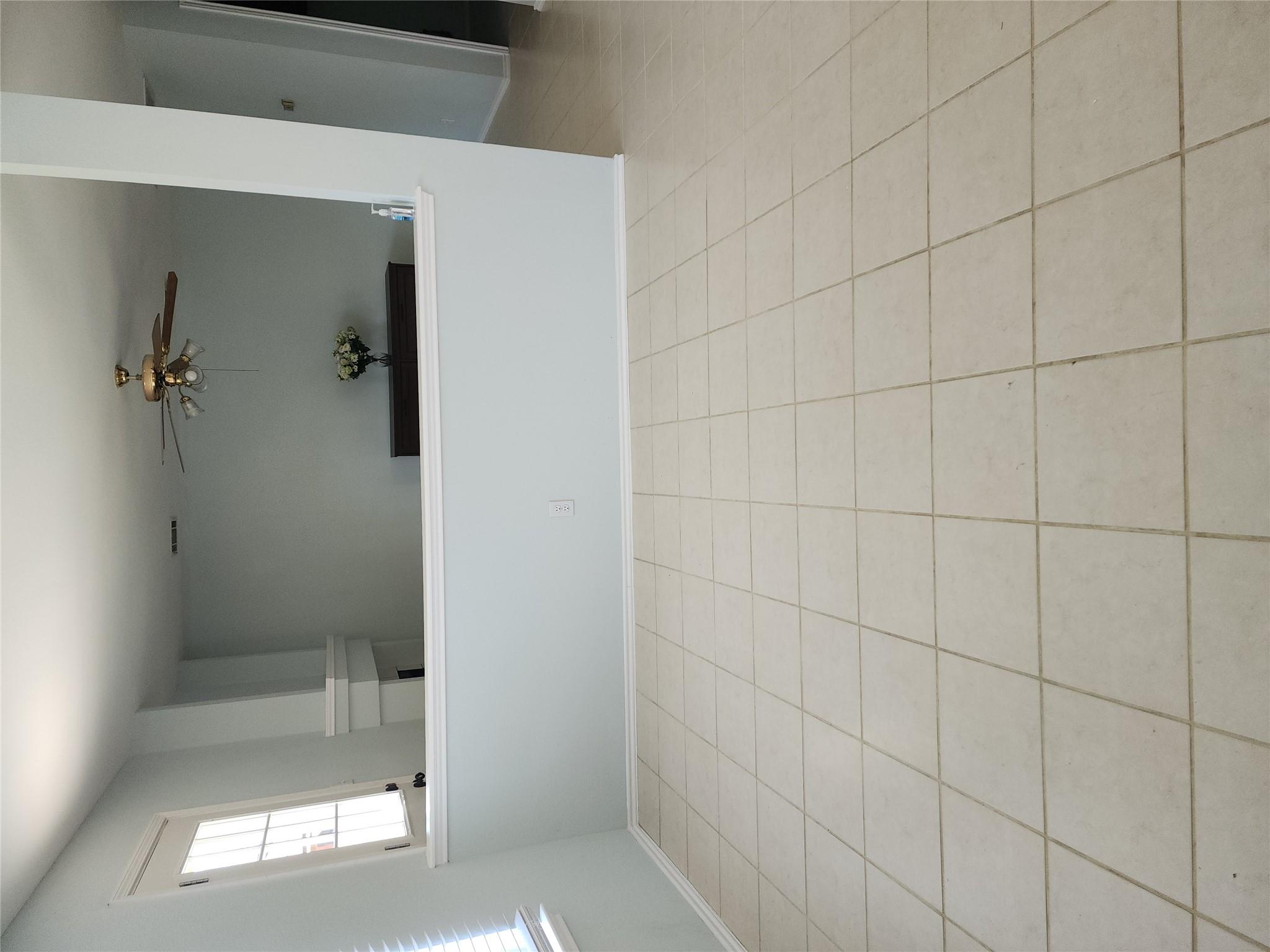 1712 Southwestern Dr Property Photo 4