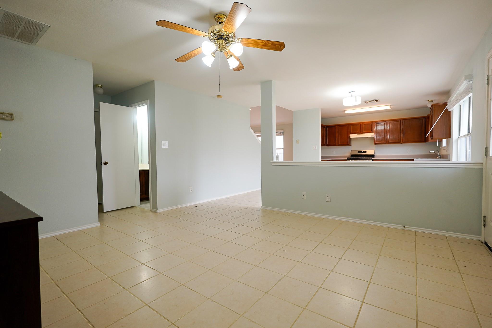 1712 Southwestern Dr Property Photo 5