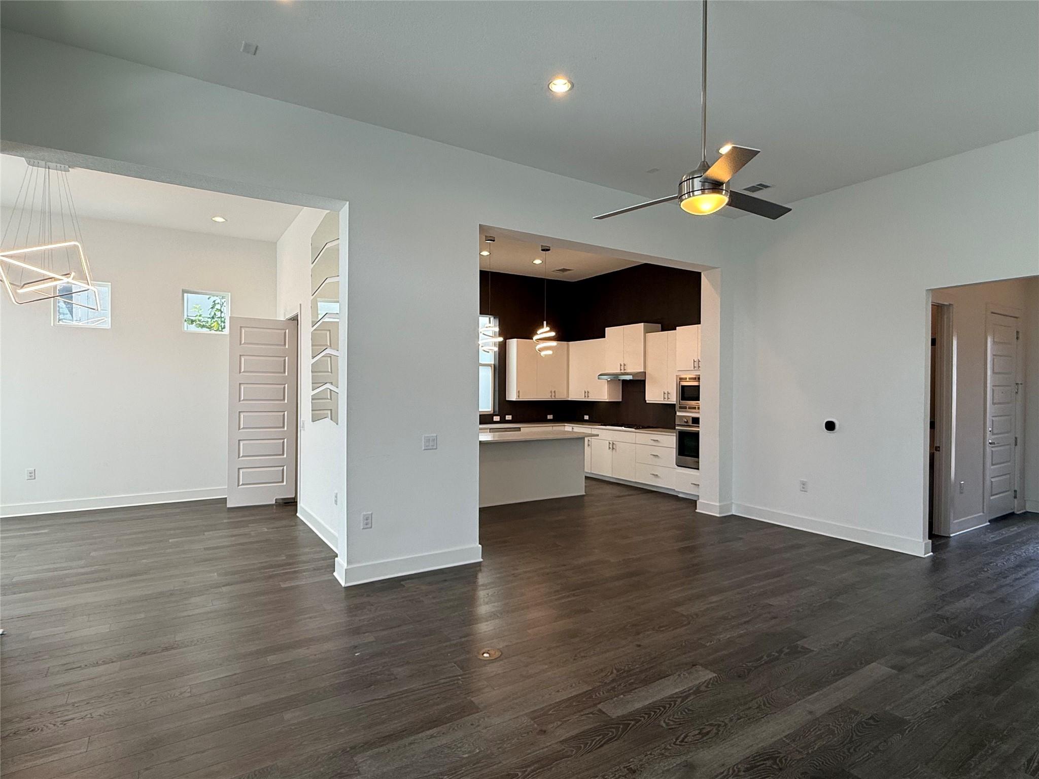 6117 Seville Dr Property Photo 3