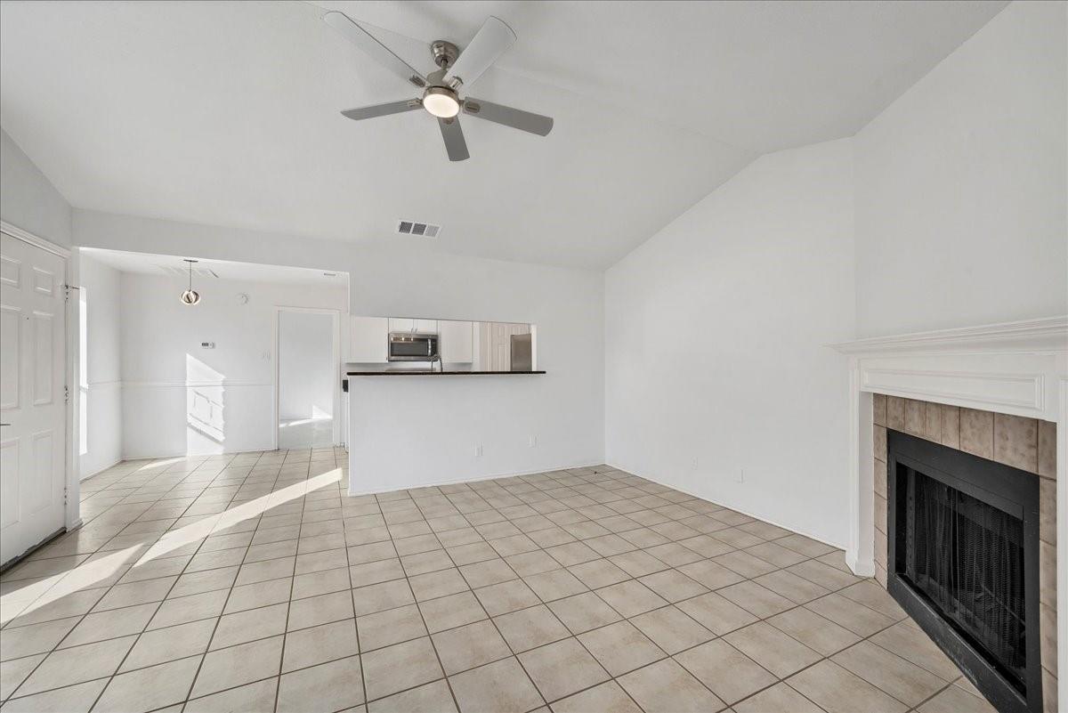 421 Fantail Loop #b Property Photo 5