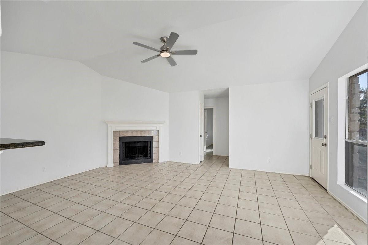 421 Fantail Loop #b Property Photo 6
