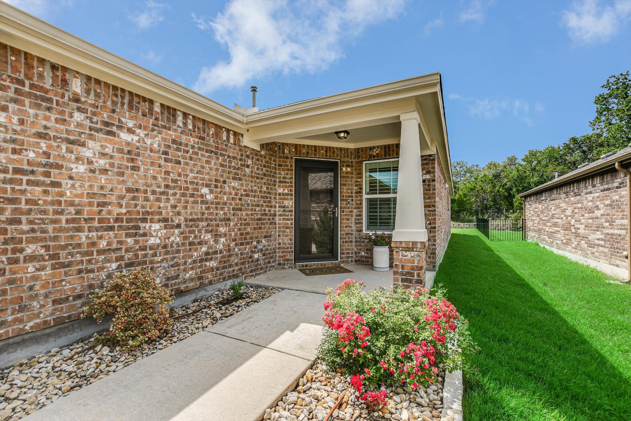 231 Hobby St Property Photo 3