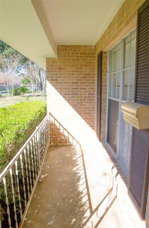 2206 Village Way Dr Property Photo 2