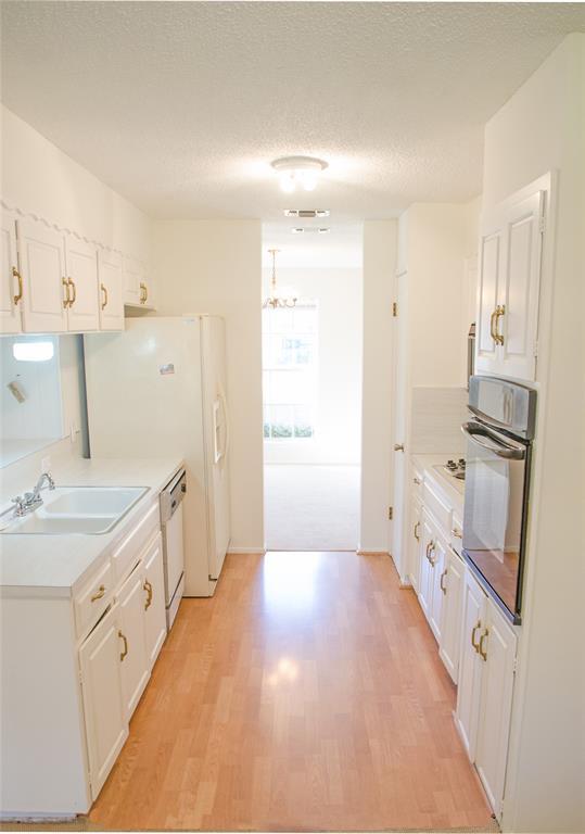 2206 Village Way Dr Property Photo 6