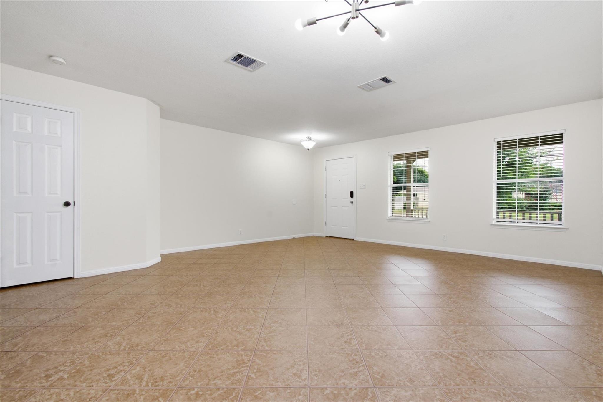 1806 Carriage Hills Trl Property Photo 4