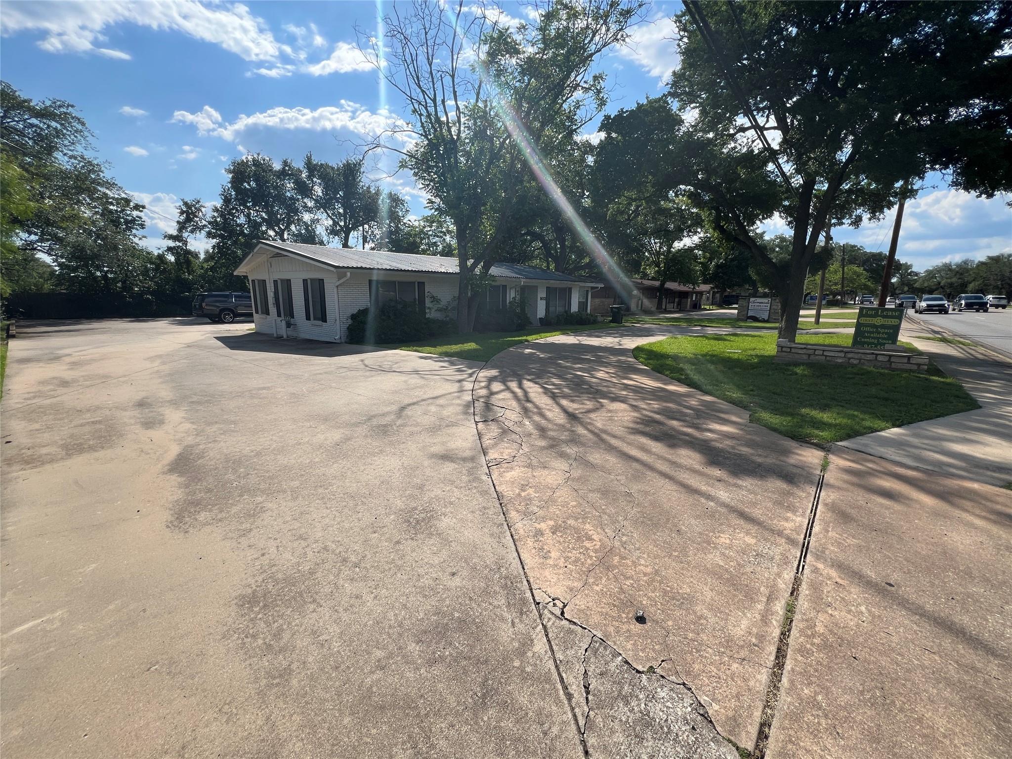 1612 Williams Dr Property Photo 3
