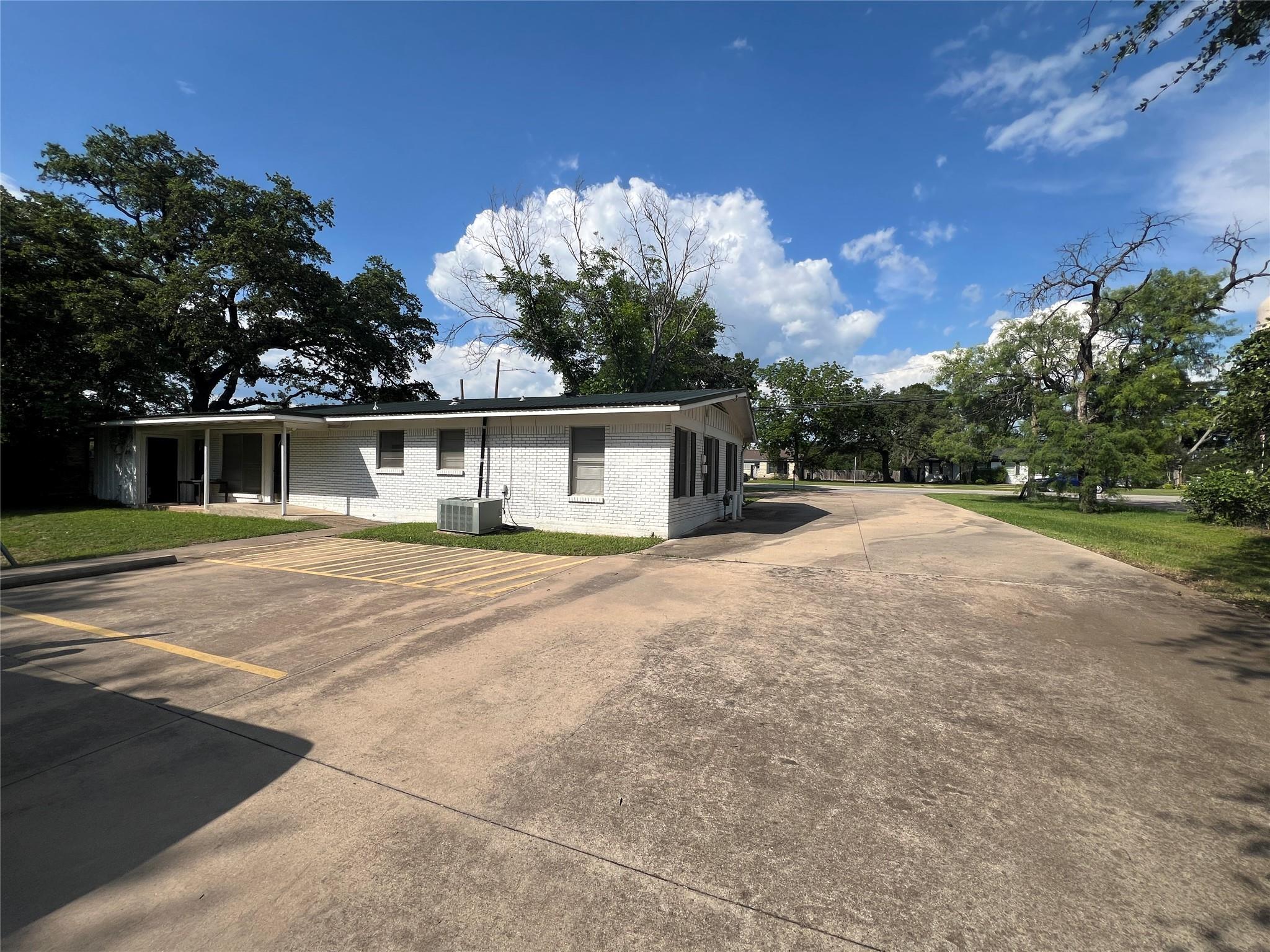 1612 Williams Dr Property Photo 4