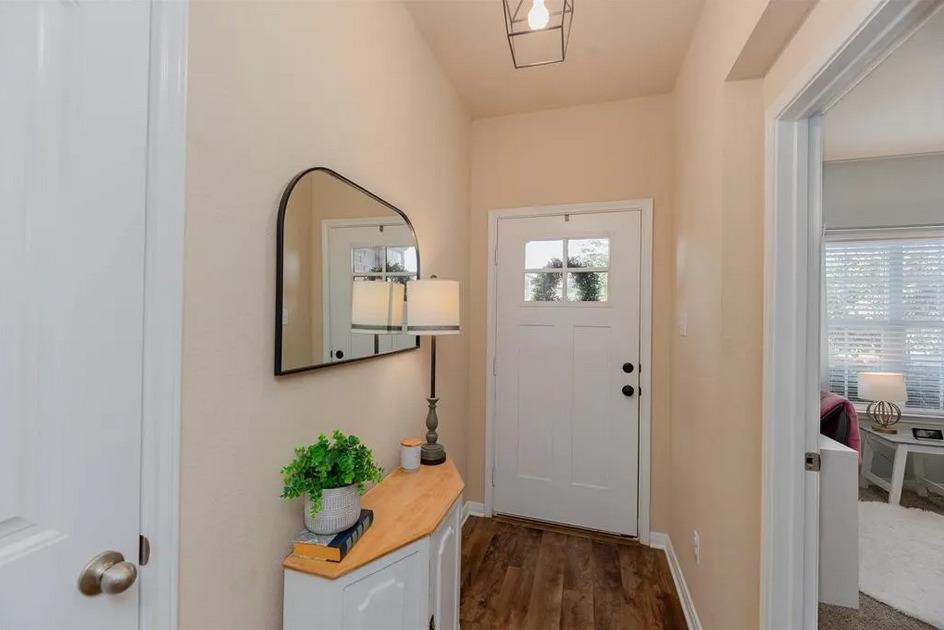 652 Donegal Ln Property Photo 4