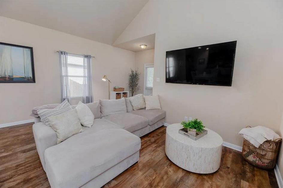 652 Donegal Ln Property Photo 6