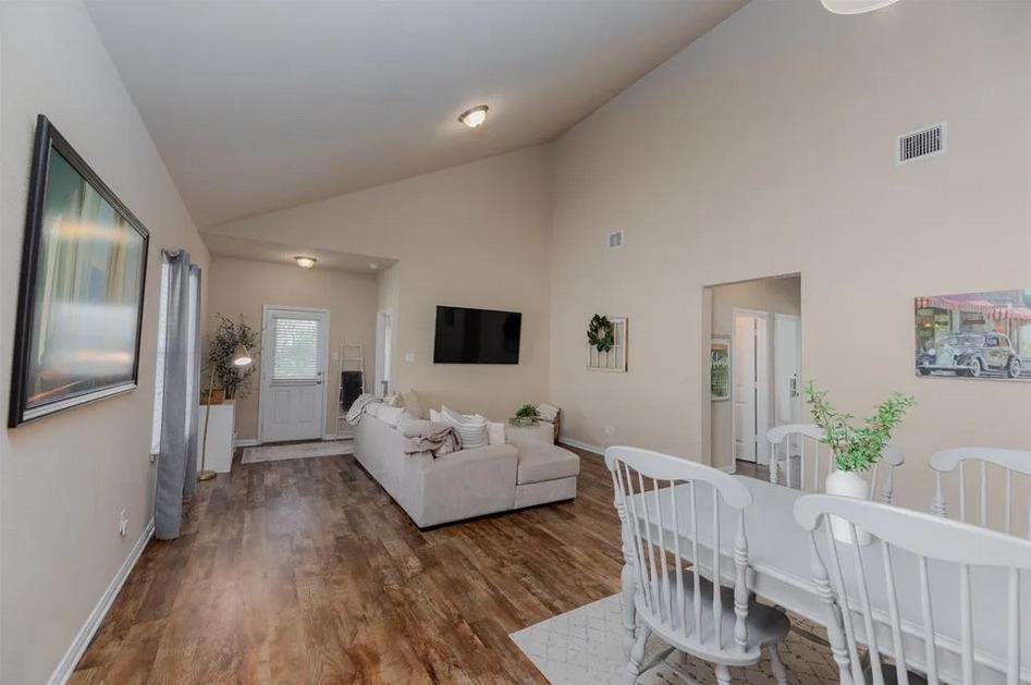 652 Donegal Ln Property Photo 7