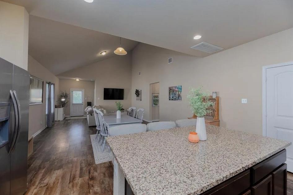 652 Donegal Ln Property Photo 8