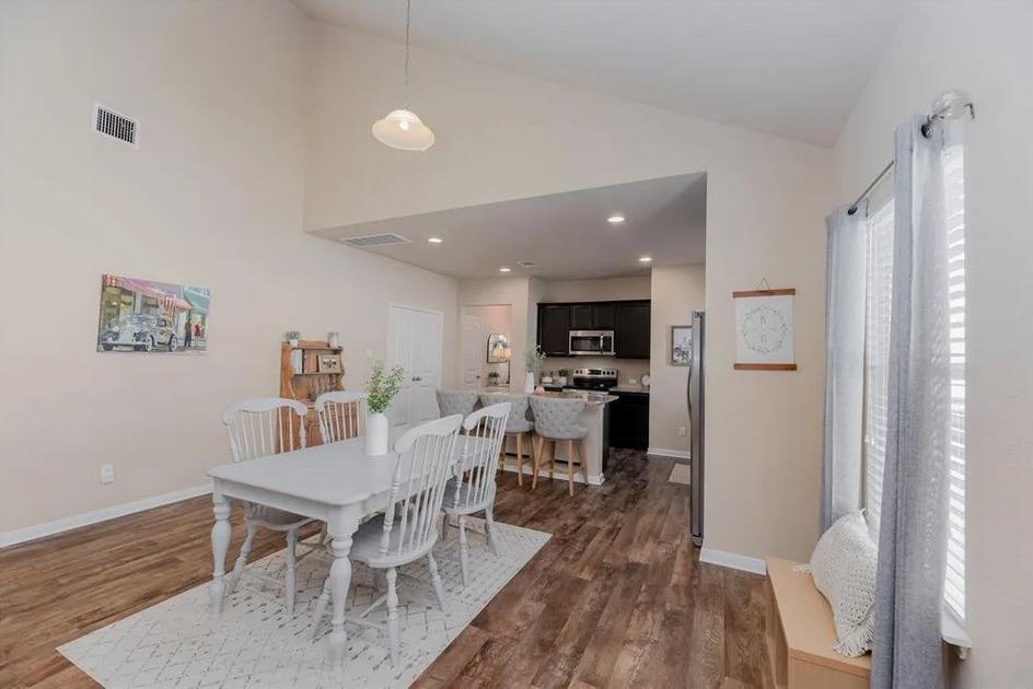 652 Donegal Ln Property Photo 9