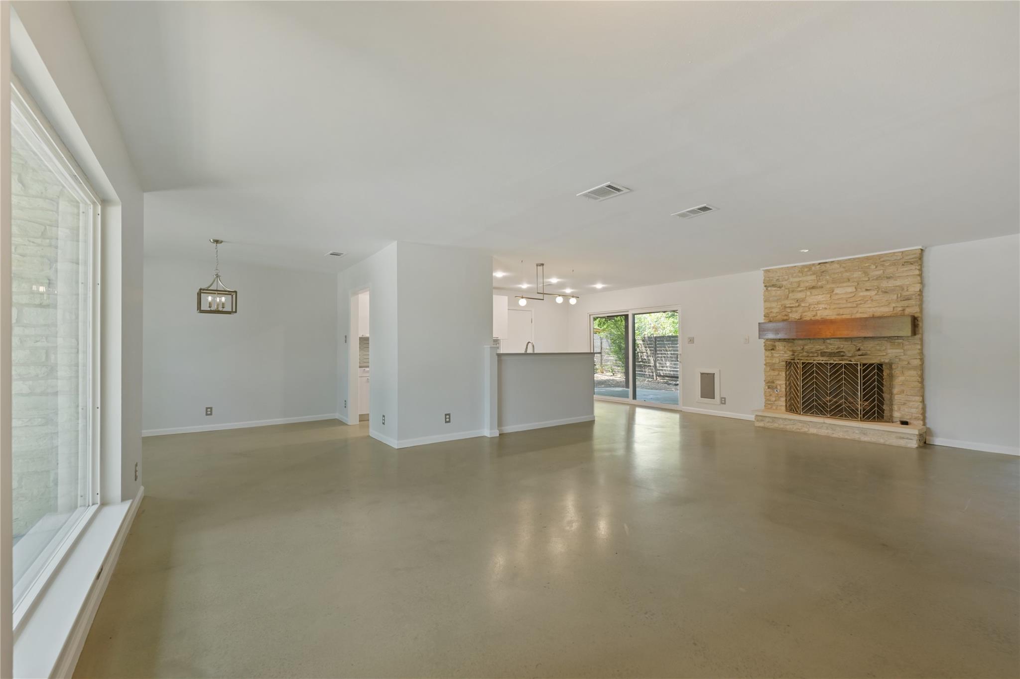 2500 Candlewood Ct Property Photo 3