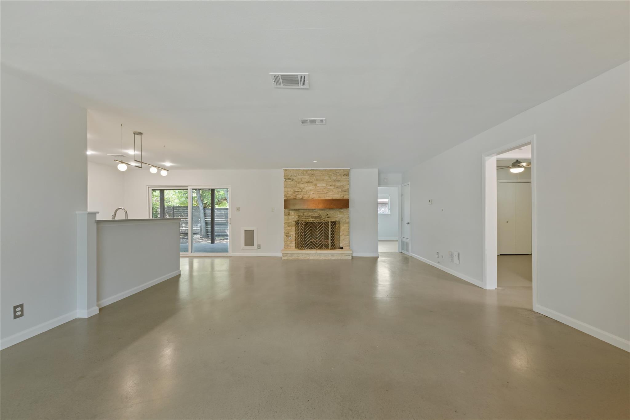 2500 Candlewood Ct Property Photo 4