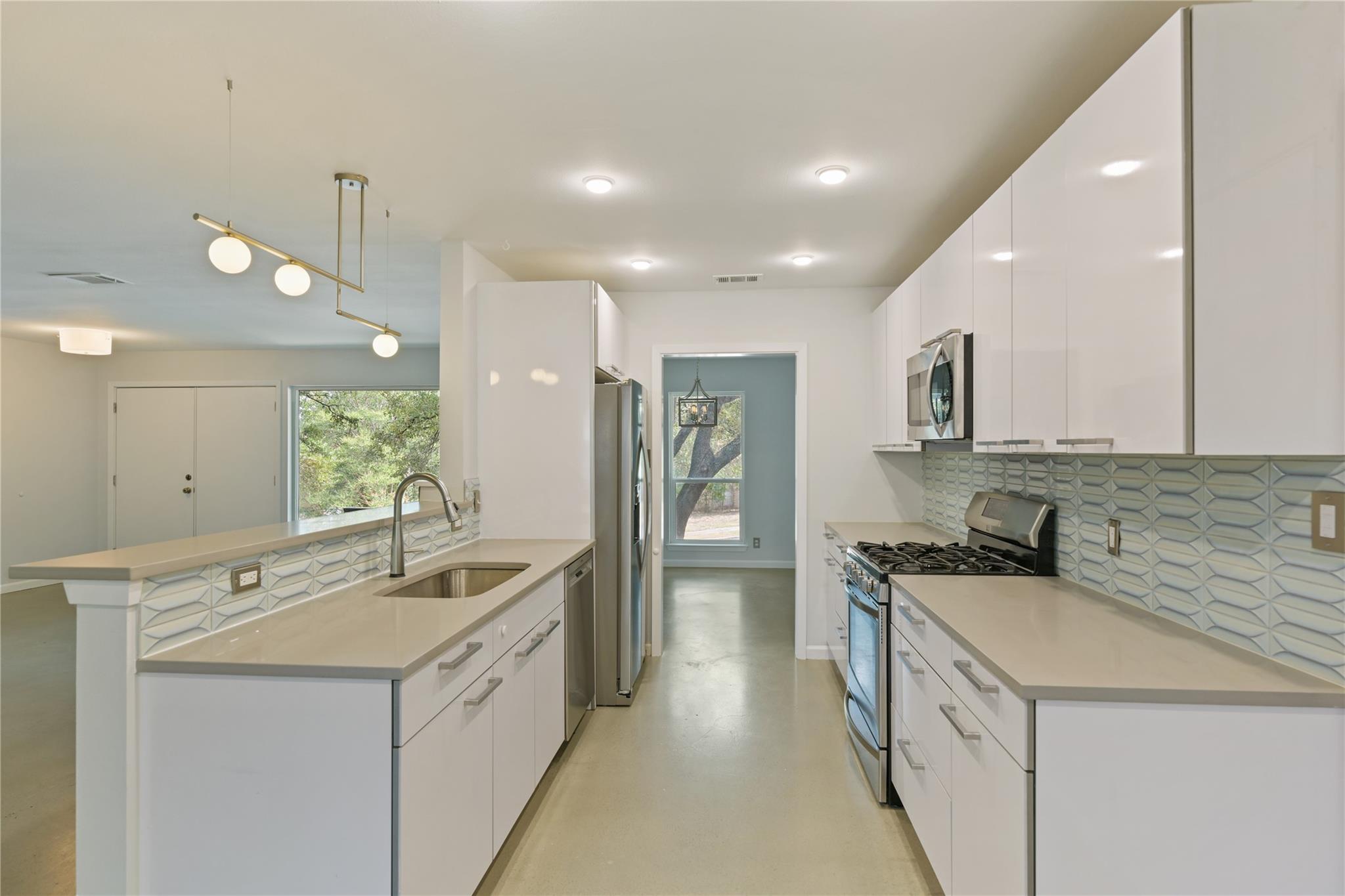 2500 Candlewood Ct Property Photo 8