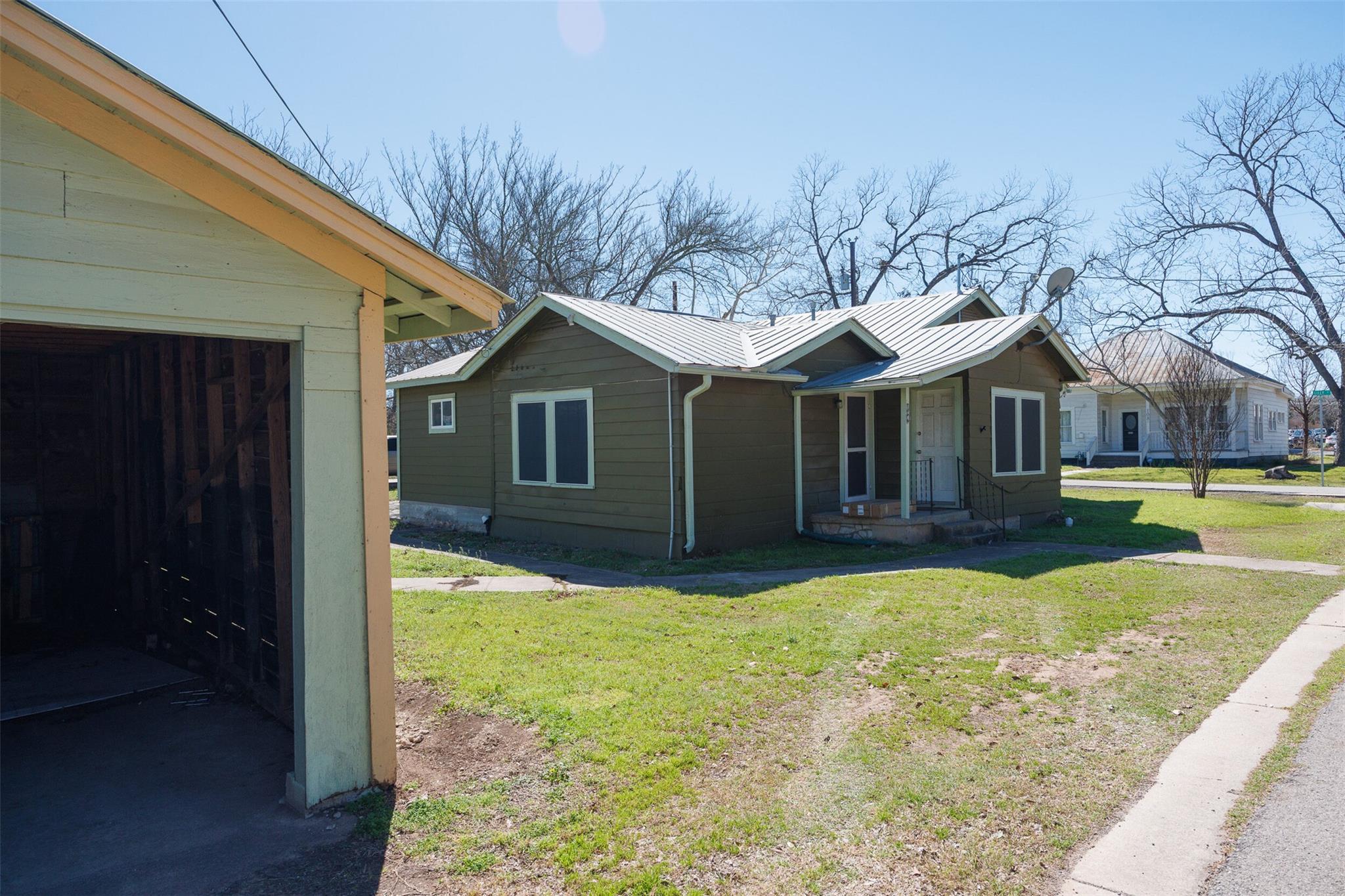 201 Rose St Property Photo 3