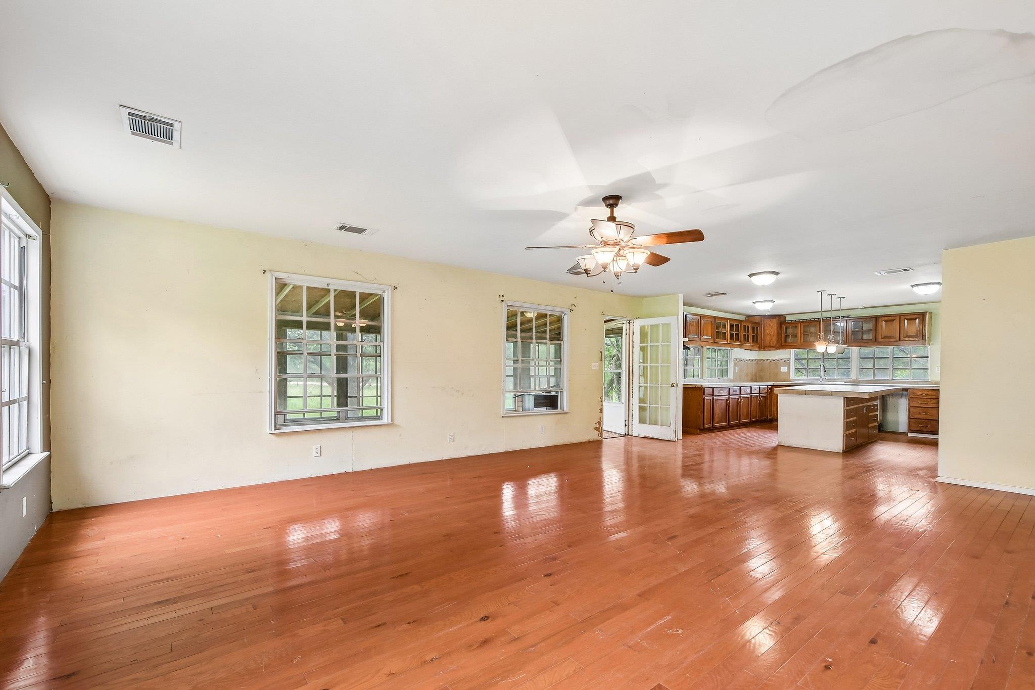 116 Hart Ln Property Photo 5