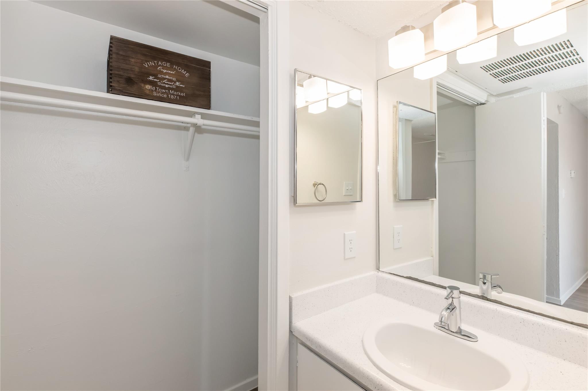 6010 N Lamar Blvd #203 Property Photo 8