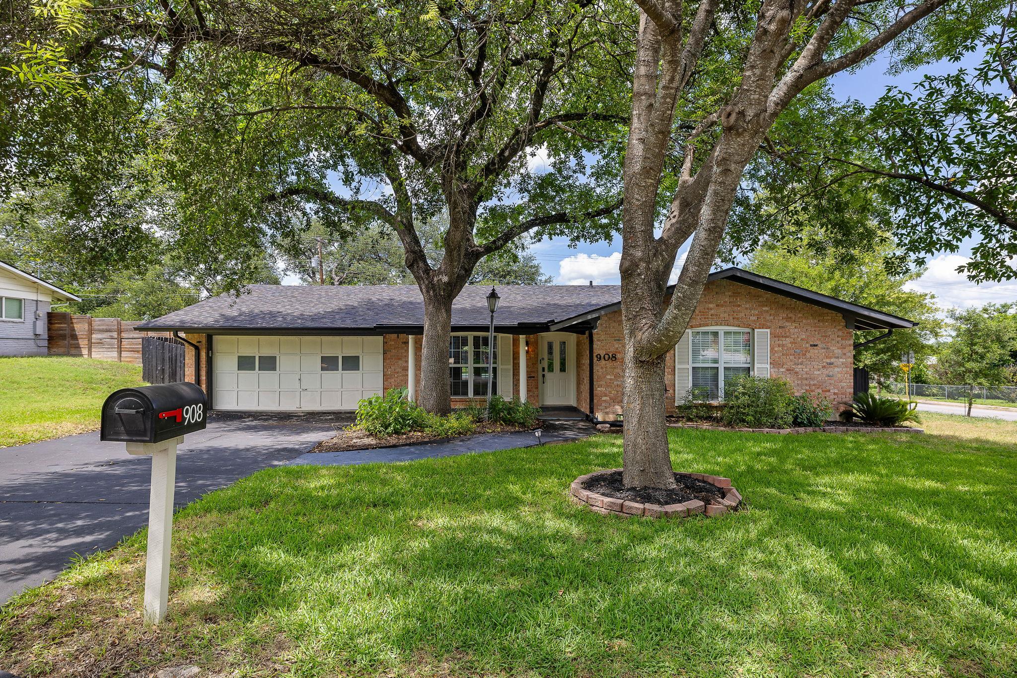 908 Hollybluff St Property Photo 1